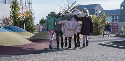 Fem elever nyder frikvarteret i fællesskab Fotograf: Katrine Catalan